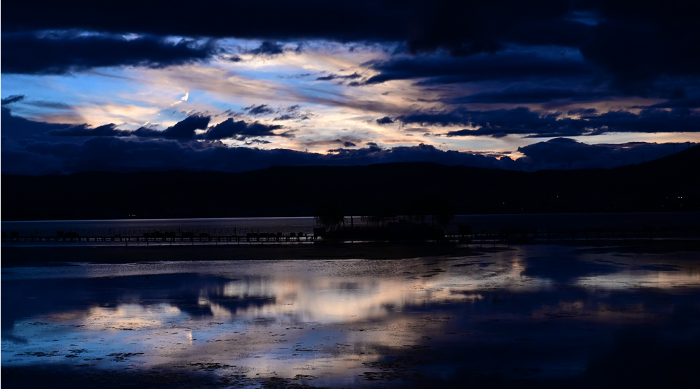 当館の目の前は諏訪湖です。神秘の四季の情景を。夕陽の名所でもあります。