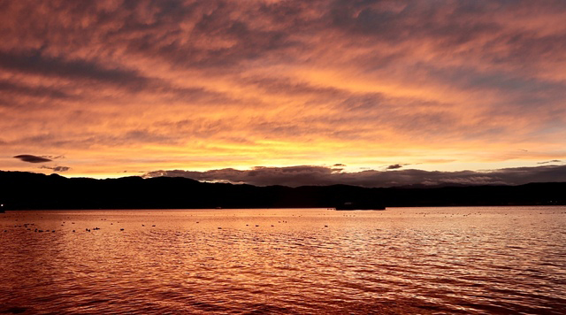 諏訪湖は夕景の名所です。当館は正面に夕陽を望めます。