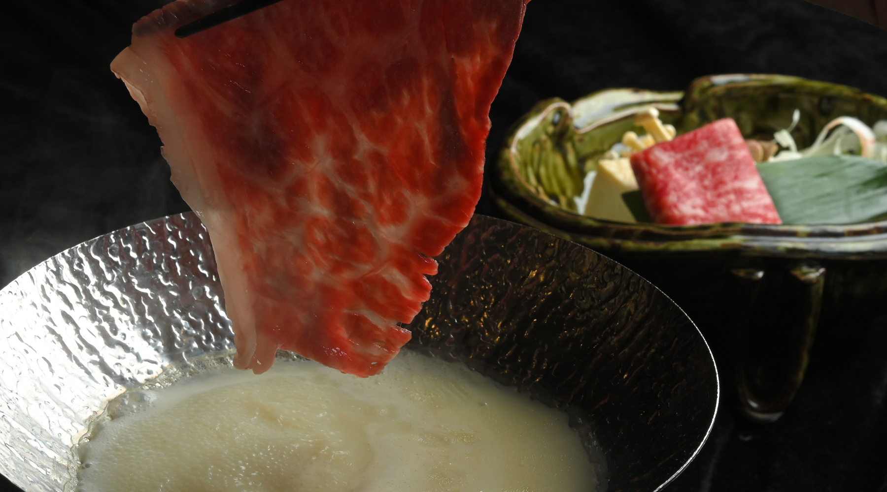 柔らかく、豊かな食感の黒毛和牛を豆乳しゃぶでおめしあがりください。