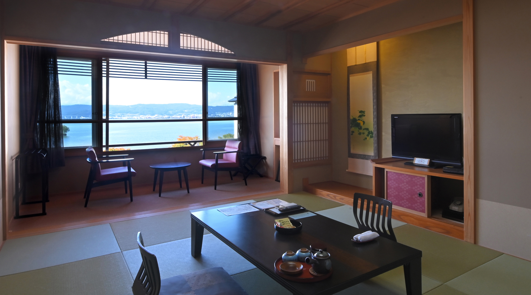 湖側本館最上階５Ｆ客室。うつろいゆく諏訪湖の表情を堪能ください