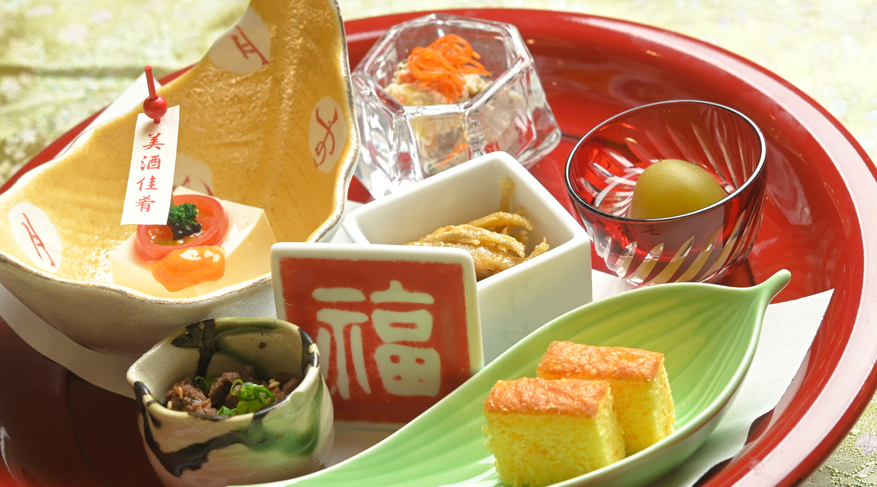 先付け　時の珍味六点盛り。季節の彩り豊かな品々を堪能ください。