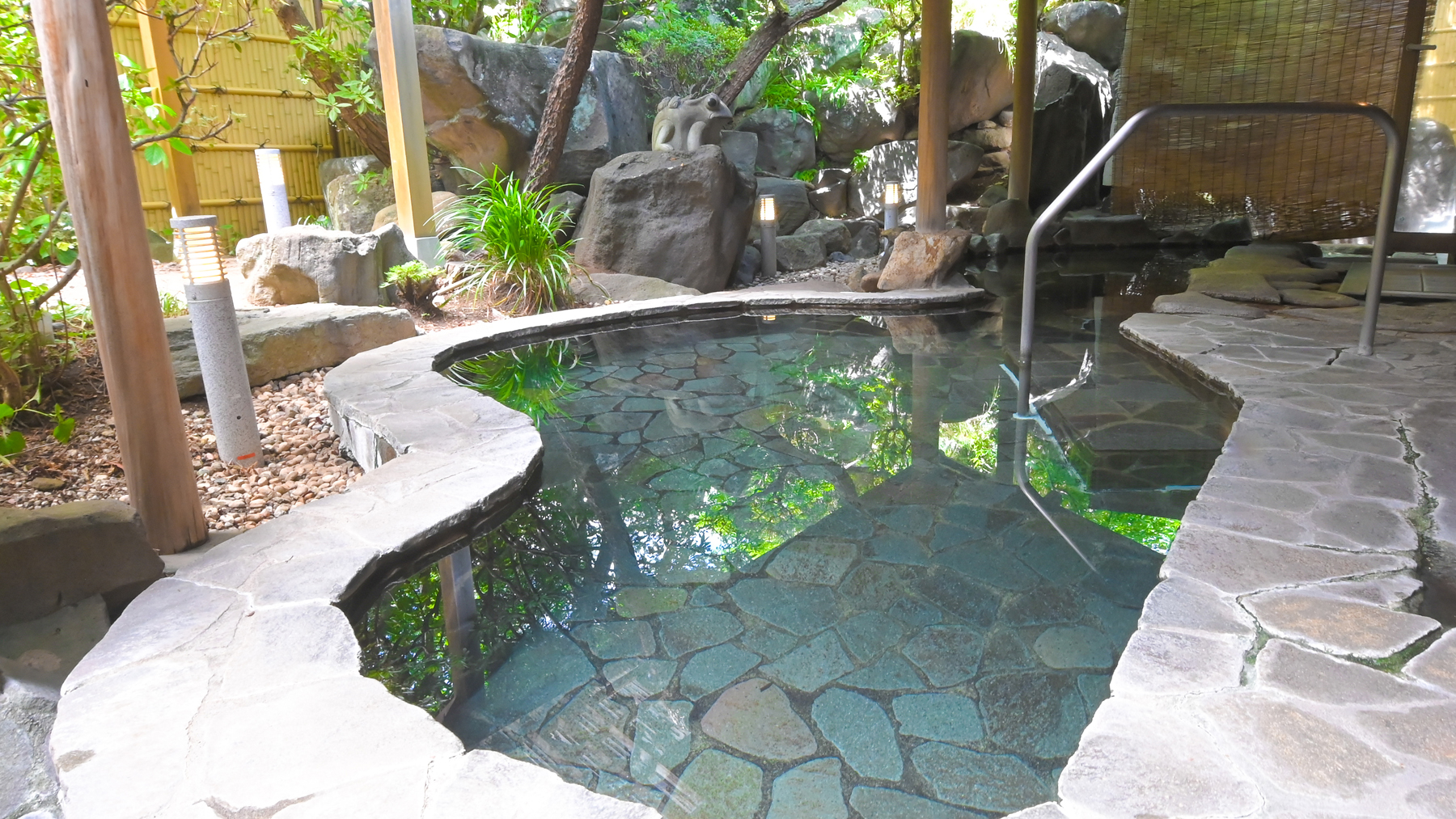 鯛の湯・露天風呂（大浴場）解放感のある露天風呂でくつろぎのひとときを。