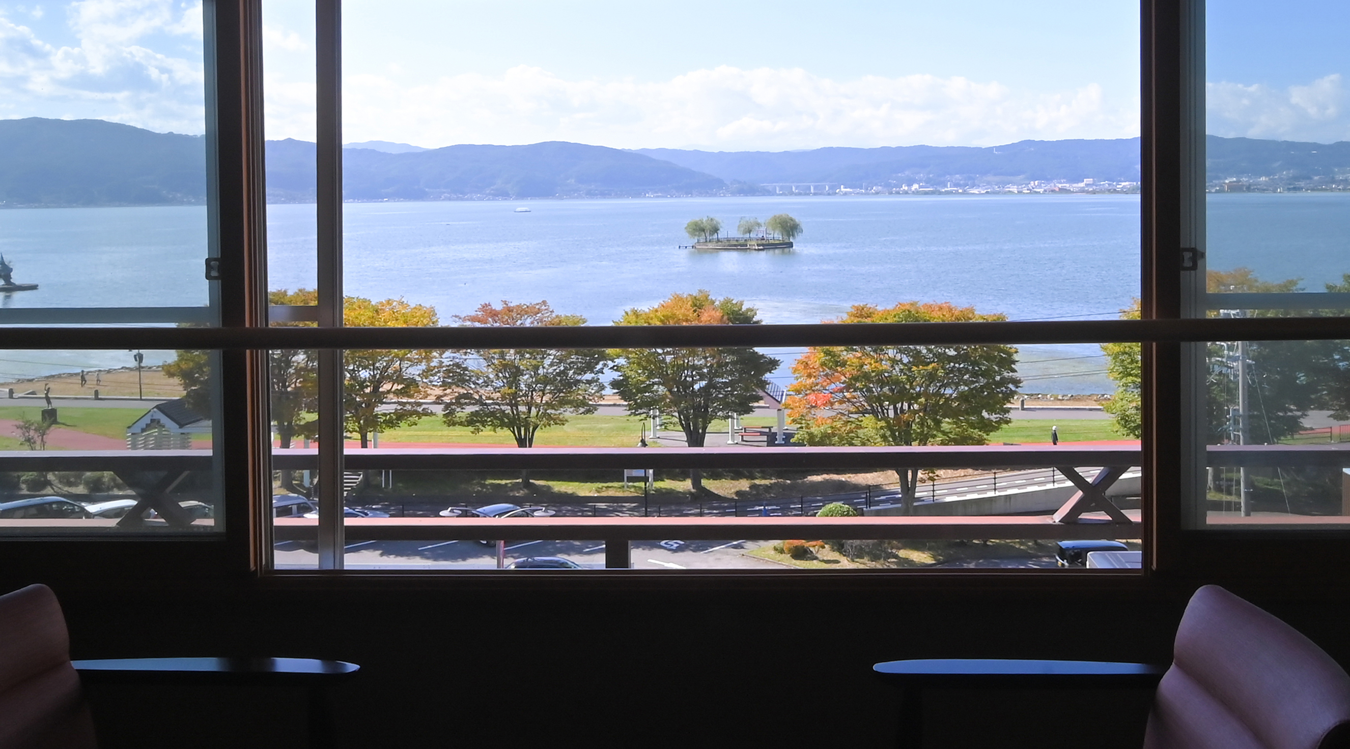 湖側本館５Ｆからの眺めです。お茶を飲みながら、美しい諏訪湖を。