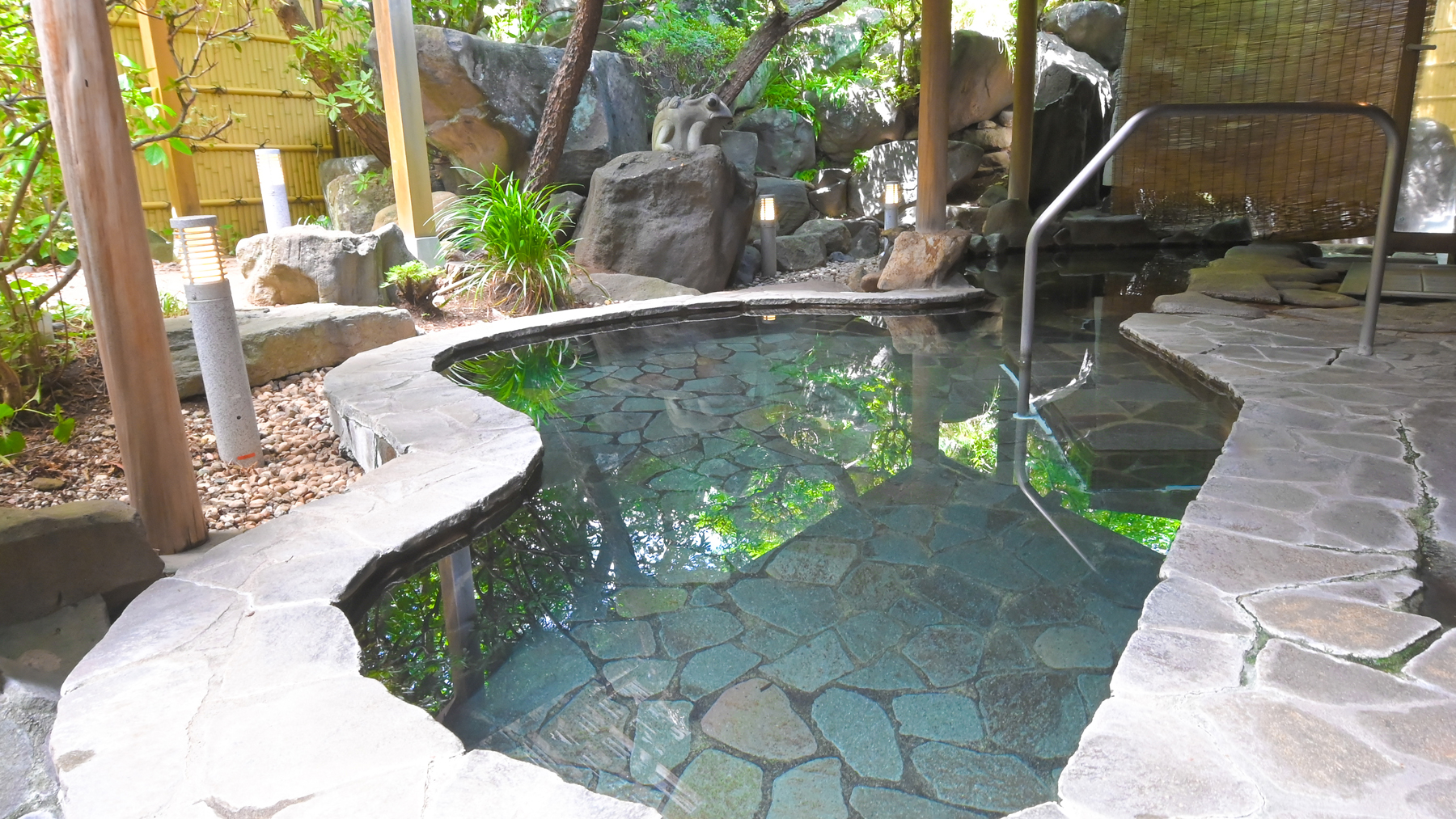 鯛の湯・露天風呂は露天風呂は、諏訪の大地のぬくもりを感じる岩造り。