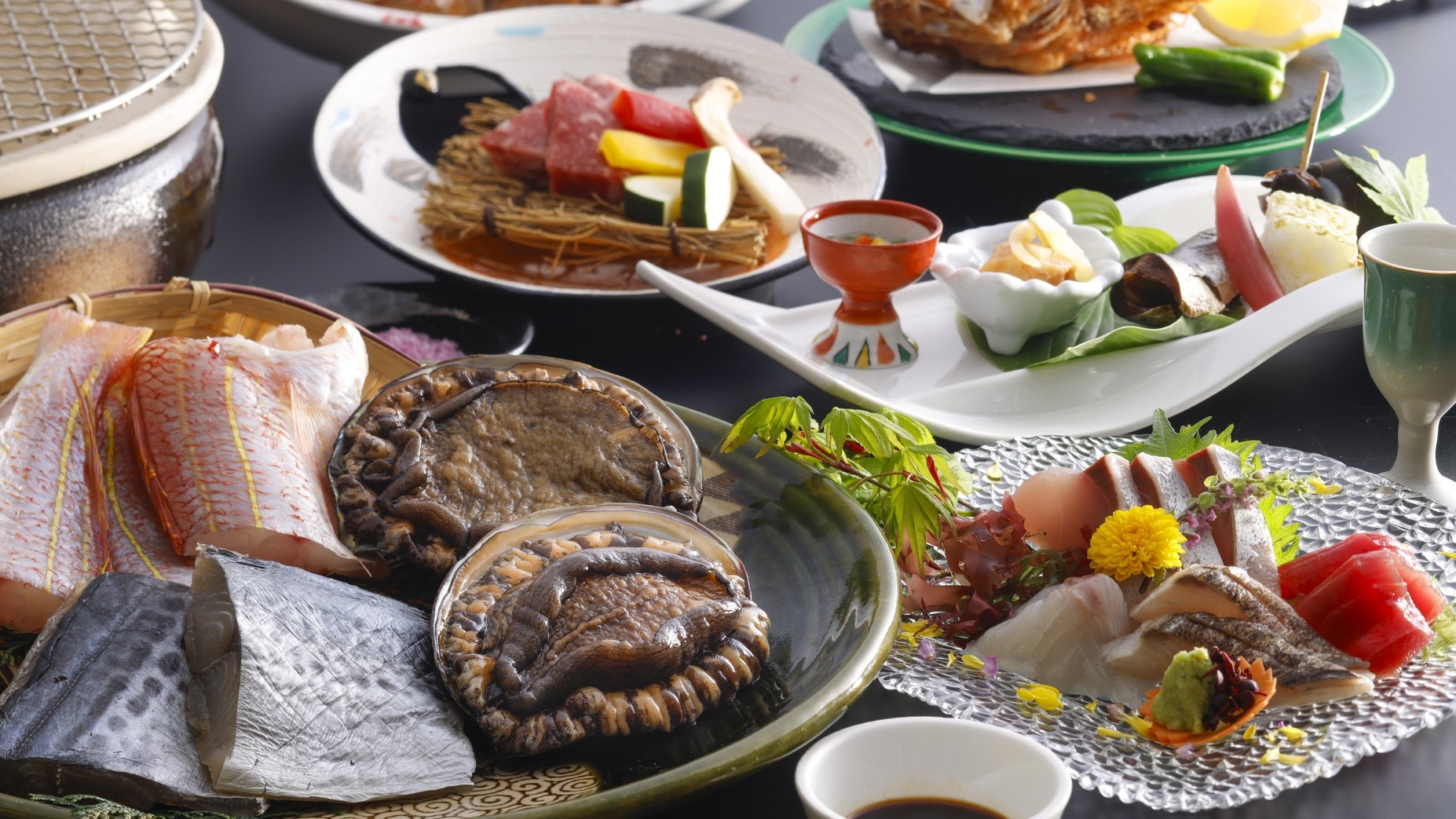 ◆当館人気NO.１！地魚会席デラックス♪漁港直送＊朝獲れ地魚の海の幸満載「海鮮炭火焼き」！天然温泉♪
