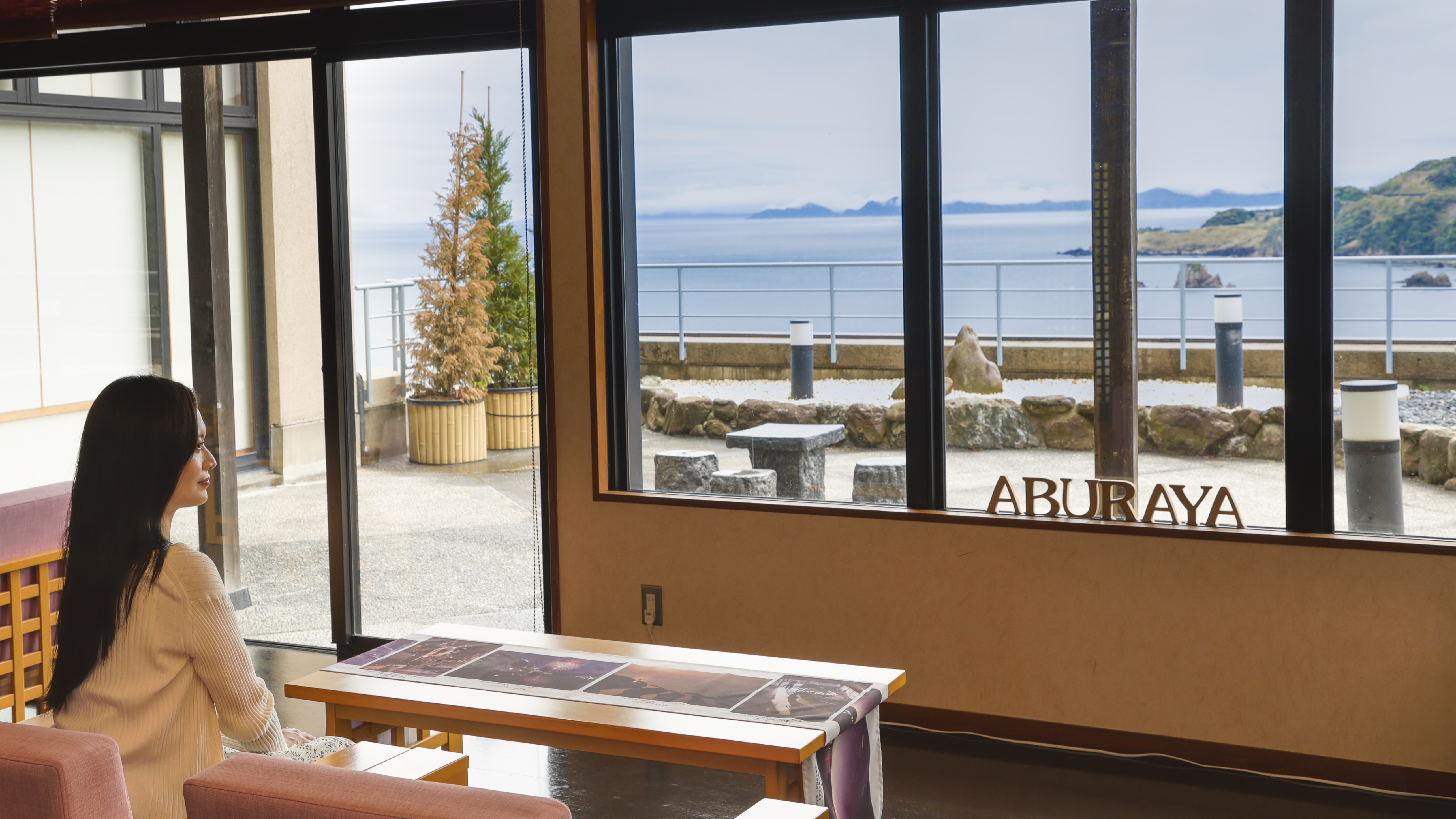 ロビーからは雄大な日本海を一望！