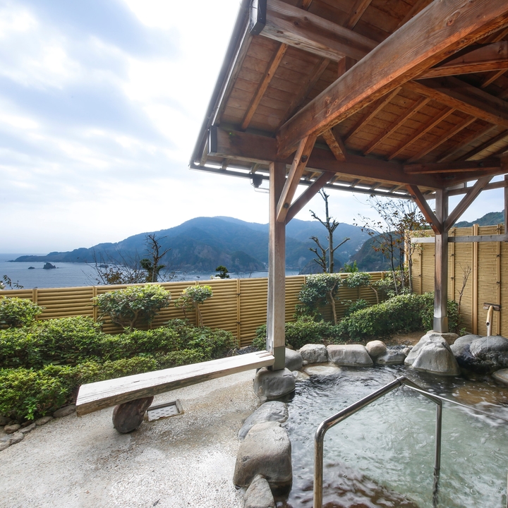 油屋本館の露天風呂。湯船の向こうに伊根の海と山並みが広がる