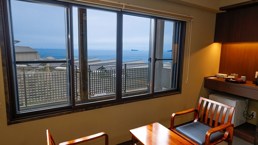 【310号室】庭園側　海の見える二間続き和洋室（シャワー）の眺望
