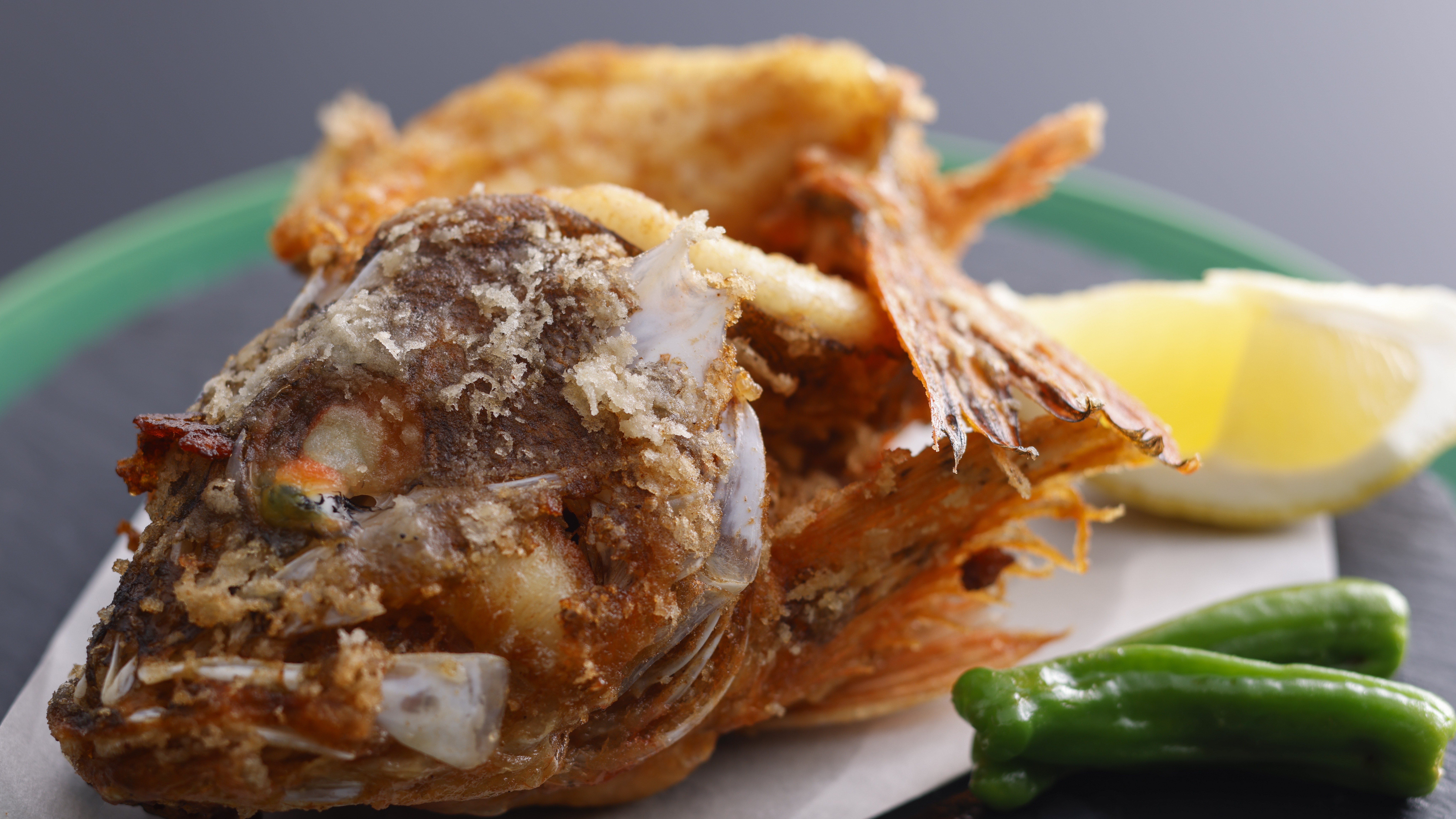 香ばしい香りが食欲をそそります「地魚のから揚げ」