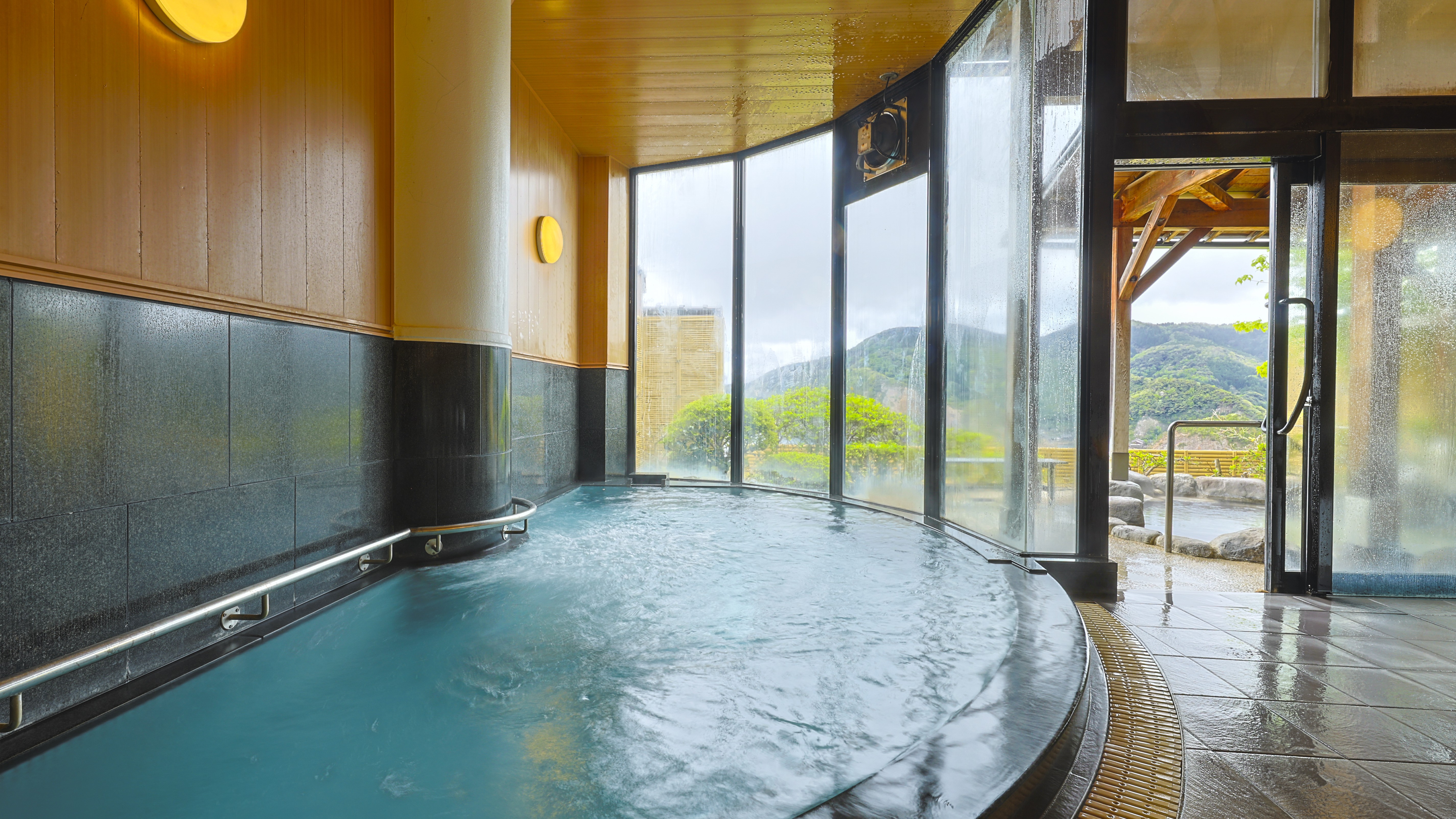 伊根の海・空とひとつになる至福の湯浴み・・・PH8.80の自家堀天然温泉「大浴場」