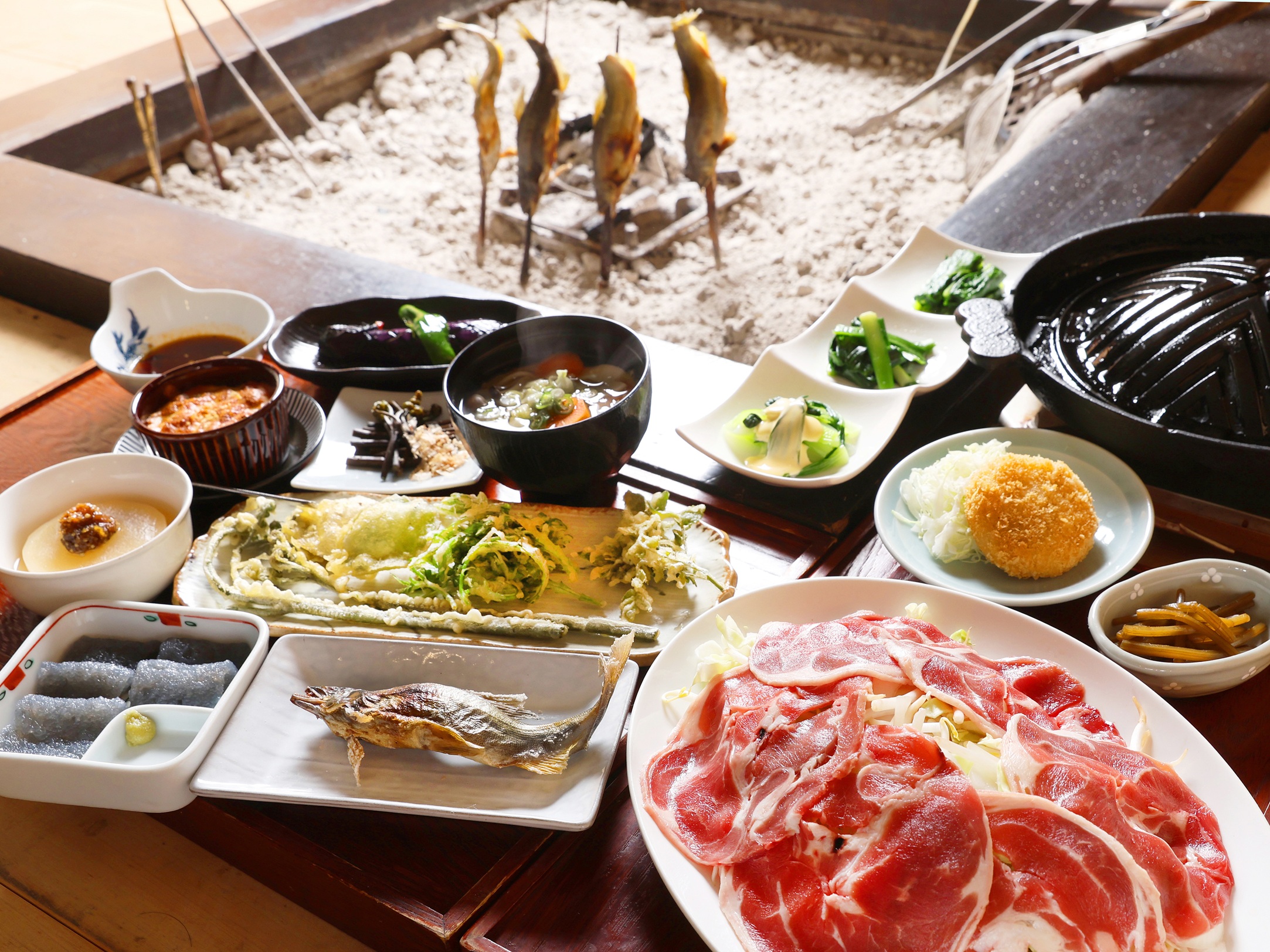 囲炉裏での夕食（イメージ）※お肉は2人前　※季節によって変わります。