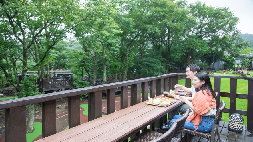 ウッドデッキで緑の木々を眺めながら朝食を食べることも可能！