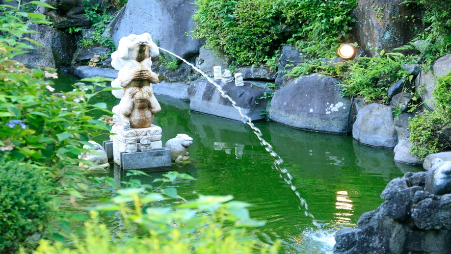 ガーデン館の中庭にある池、通称｢カエル池｣には沢山の鯉が・・・。