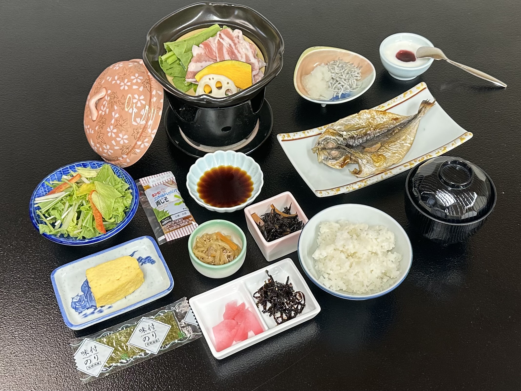 【朝食】神奈川県産「やまゆりポーク」のタジン蒸し＆アジの干物