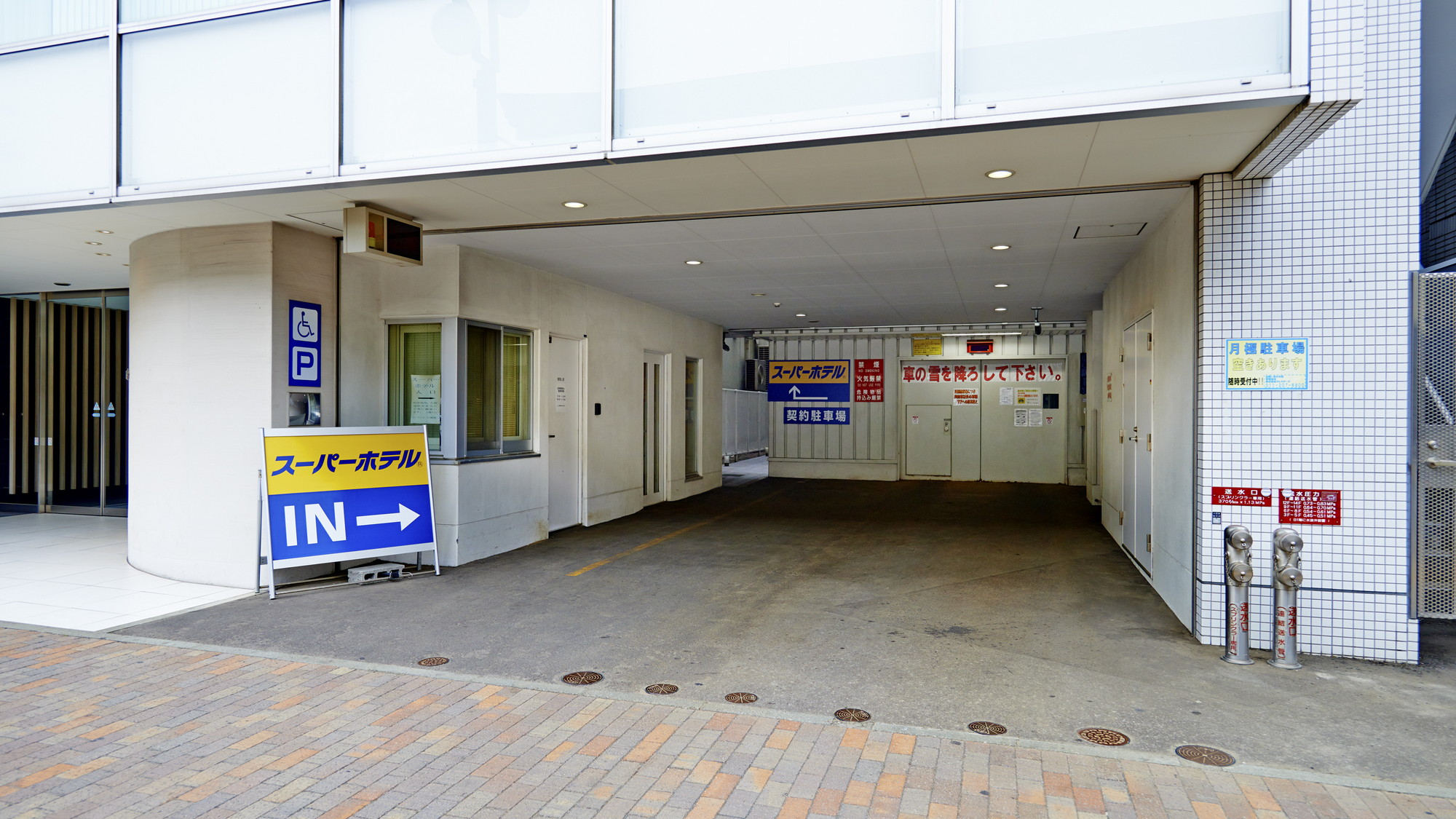 駐車場は電話予約制(有料)です