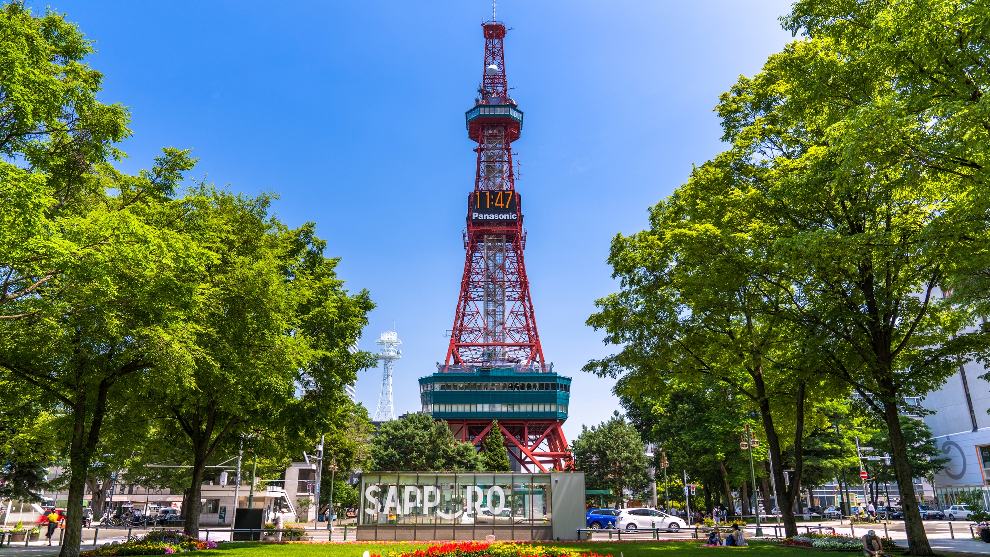 【当館から徒歩15分】「さっぽろテレビ塔」展望台からは、大通公園や札幌市街を一望できます