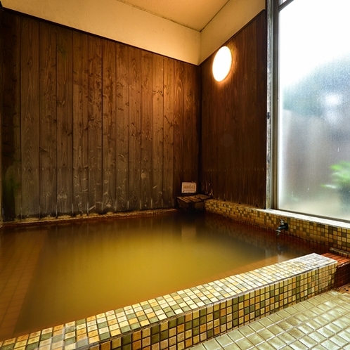 【貸切風呂】レトロ風呂：昔懐かしいタイル敷きの家族風呂です。