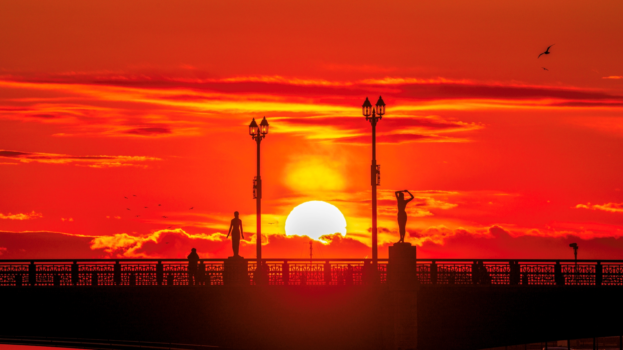 【当館から徒歩約15分】世界三大夕日の一つに数えられる美しい夕景「幣舞橋」