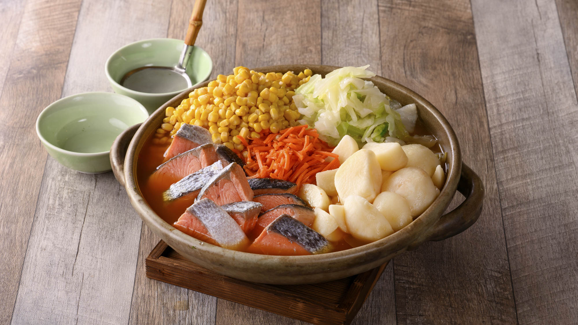 【函館・北見限定】鮭と野菜の旨みたっぷりの北海道産じゃがいもを使用した"北の恵みを味わう　石狩鍋"