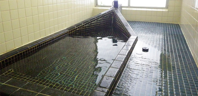 *Sasafune-no-Yu (Private use)/A bath named by the great writer Saneatsu Mushanokoji. Slowly pour in the hot spring as it is.