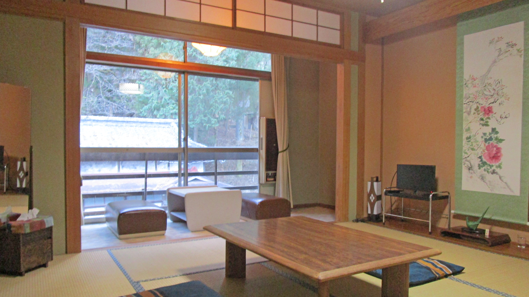 *客室一例/霊泉寺川に面した純和風のお部屋。窓側の広縁もあり、ゆったりとお過ごし頂けます。