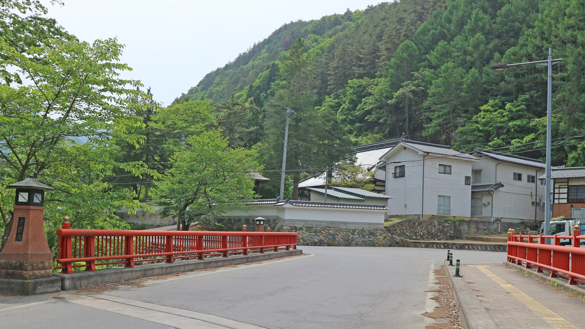 *周辺景色/霊泉寺川にかかる赤い欄干の橋を渡ると「信州霊泉寺温泉」があります！