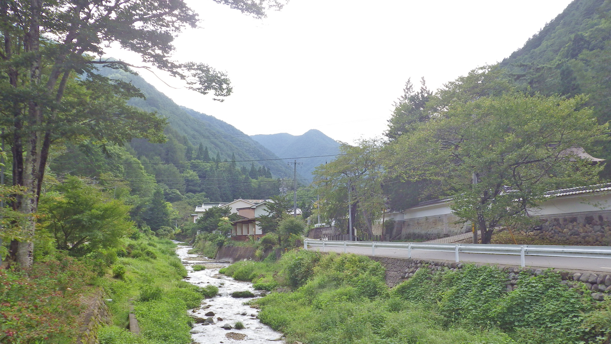 *周辺景色/お部屋は川沿いにあり、夏は川のせせらぎが涼しさを運んでくれます。