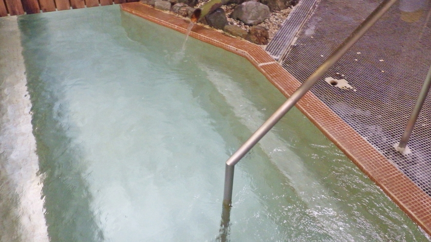 *大浴場/温泉のお湯は源泉かけ流し。ゆっくり入れるよう湯温はぬるめに保っております。