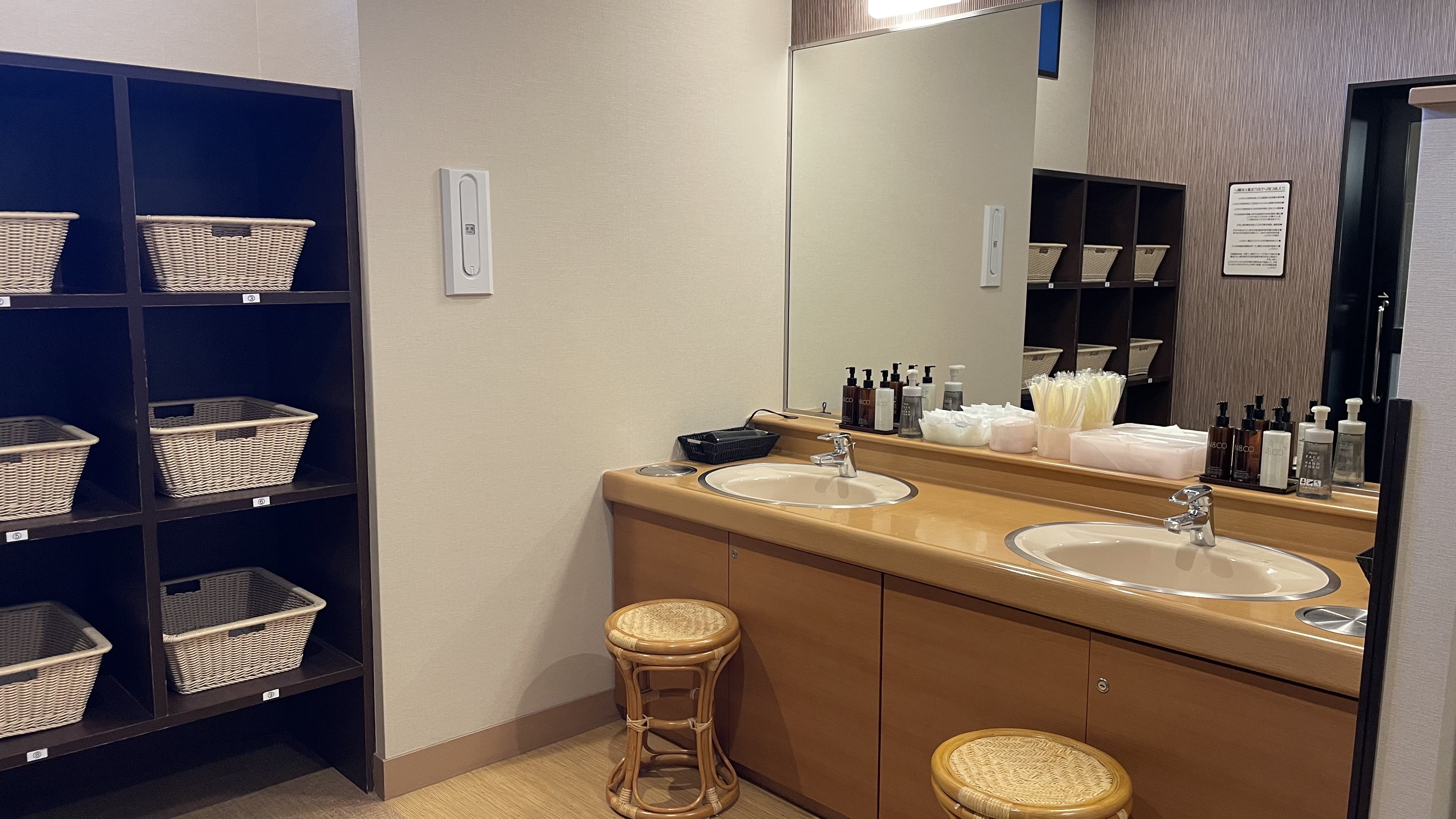 女性大浴場：脱衣所