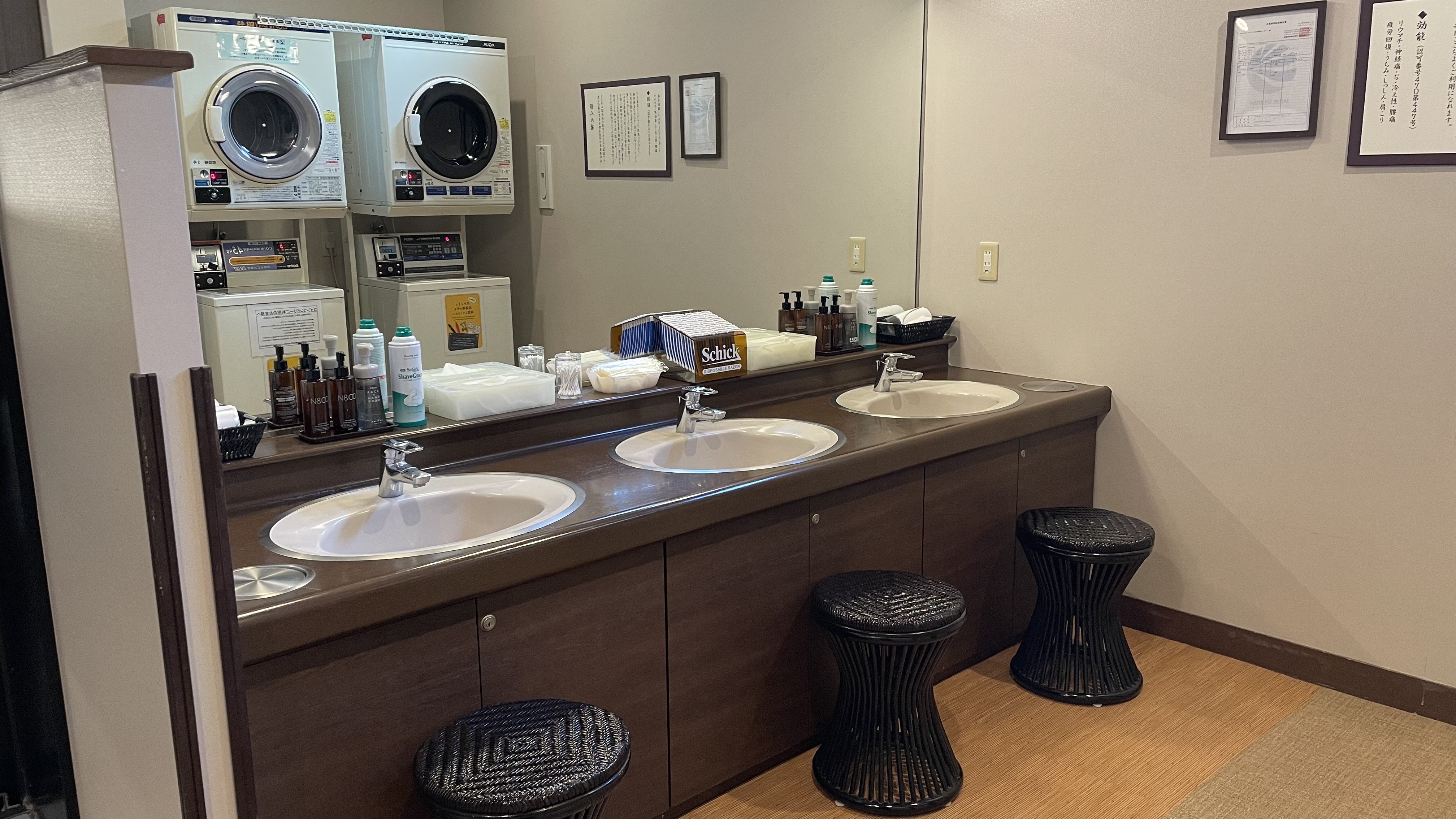 男性大浴場：脱衣所