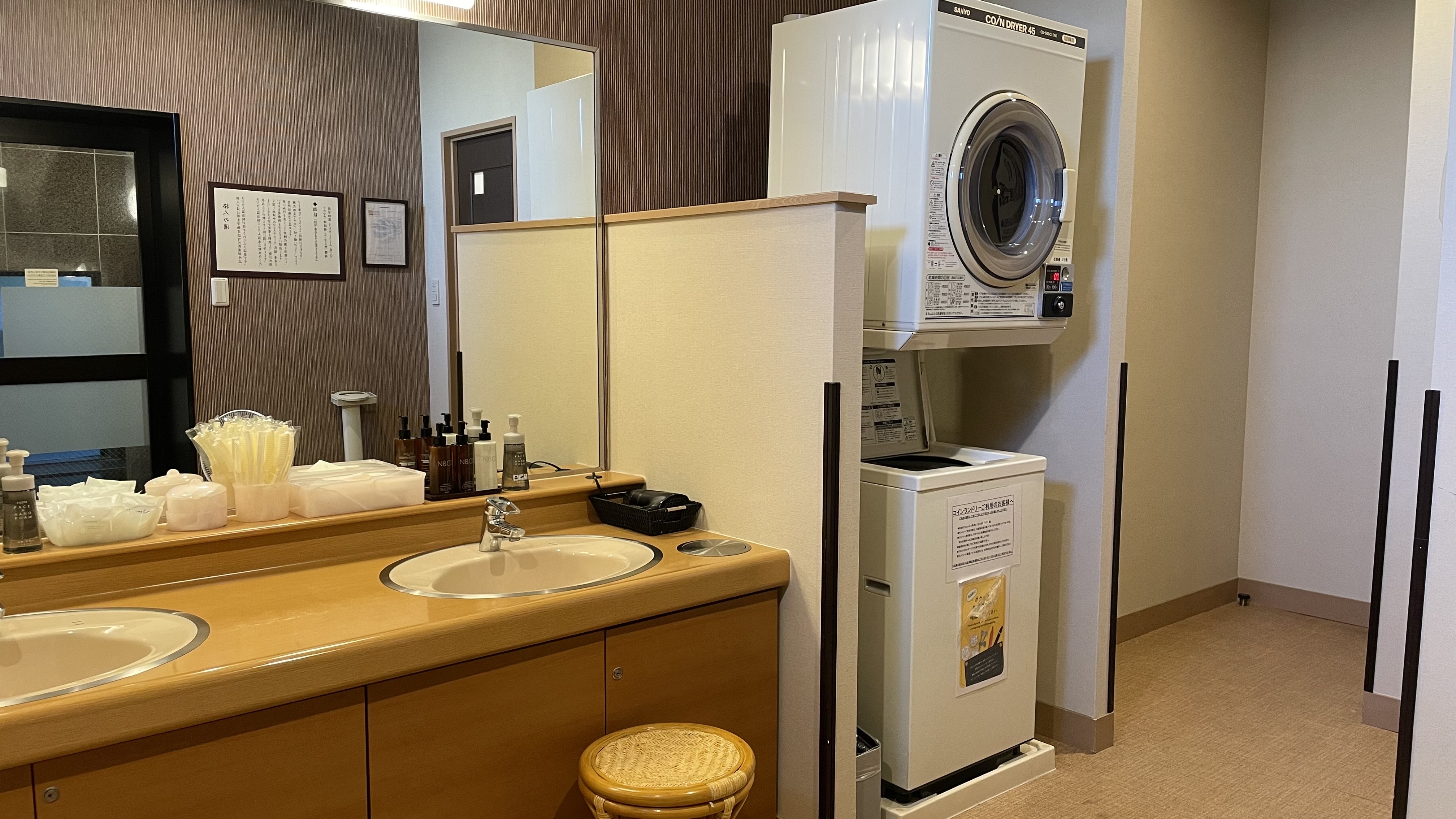 女性大浴場：脱衣所