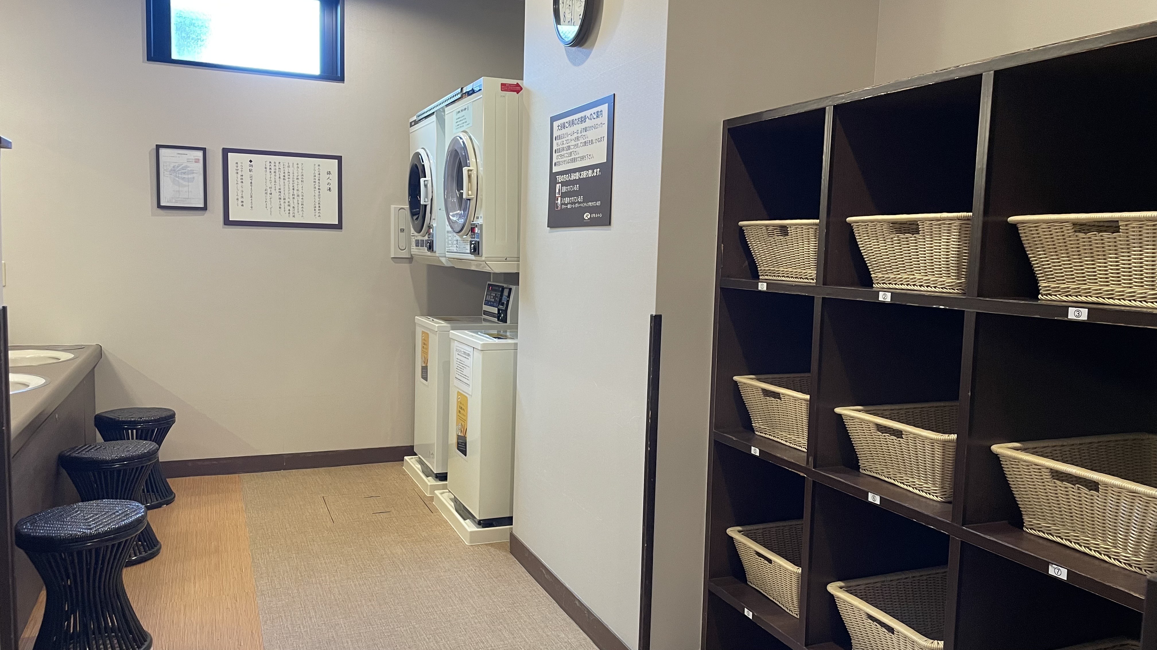 男性大浴場：脱衣所