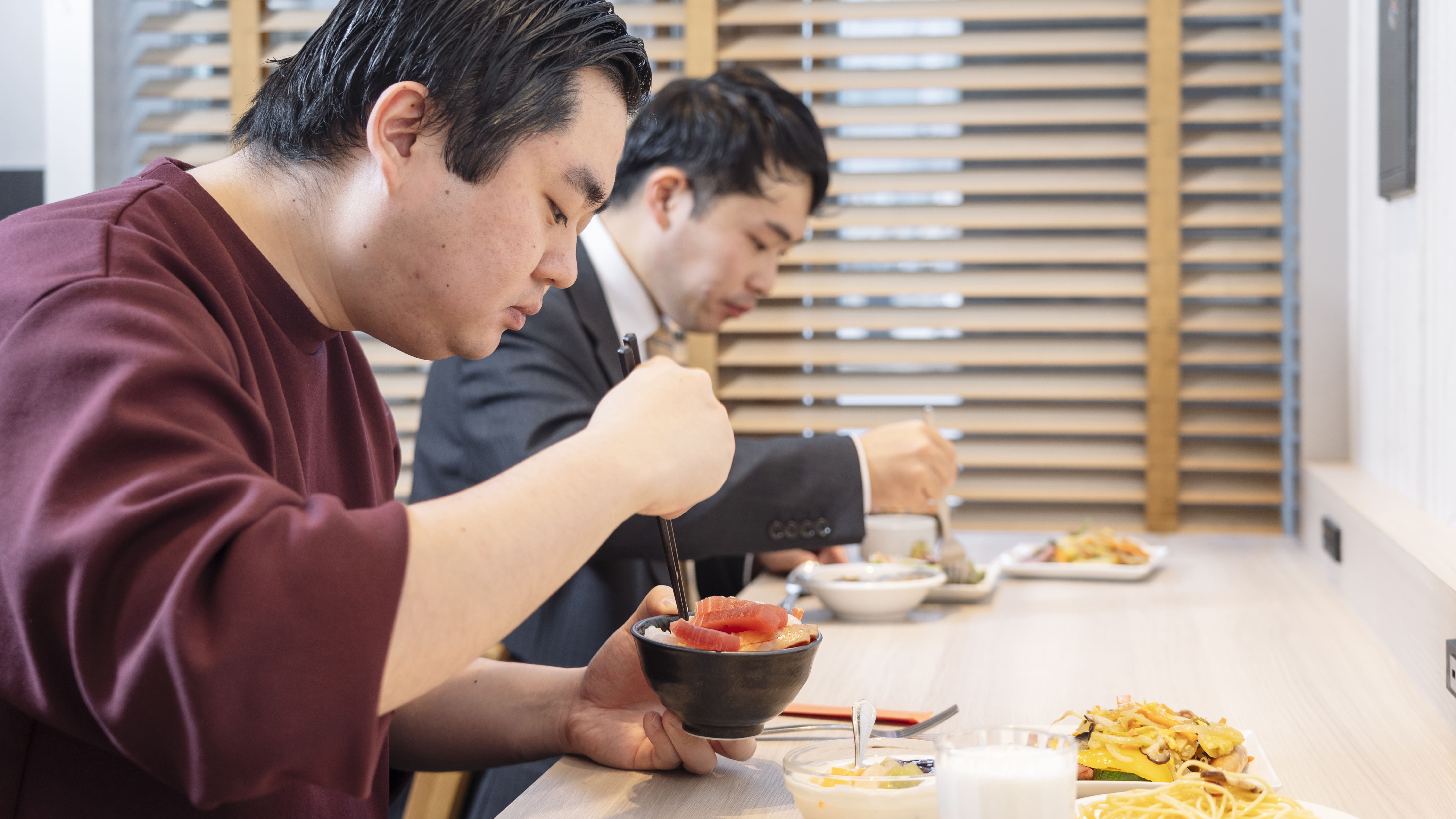 【朝食】レストラン内には、横並びのカウンター席もございます。
