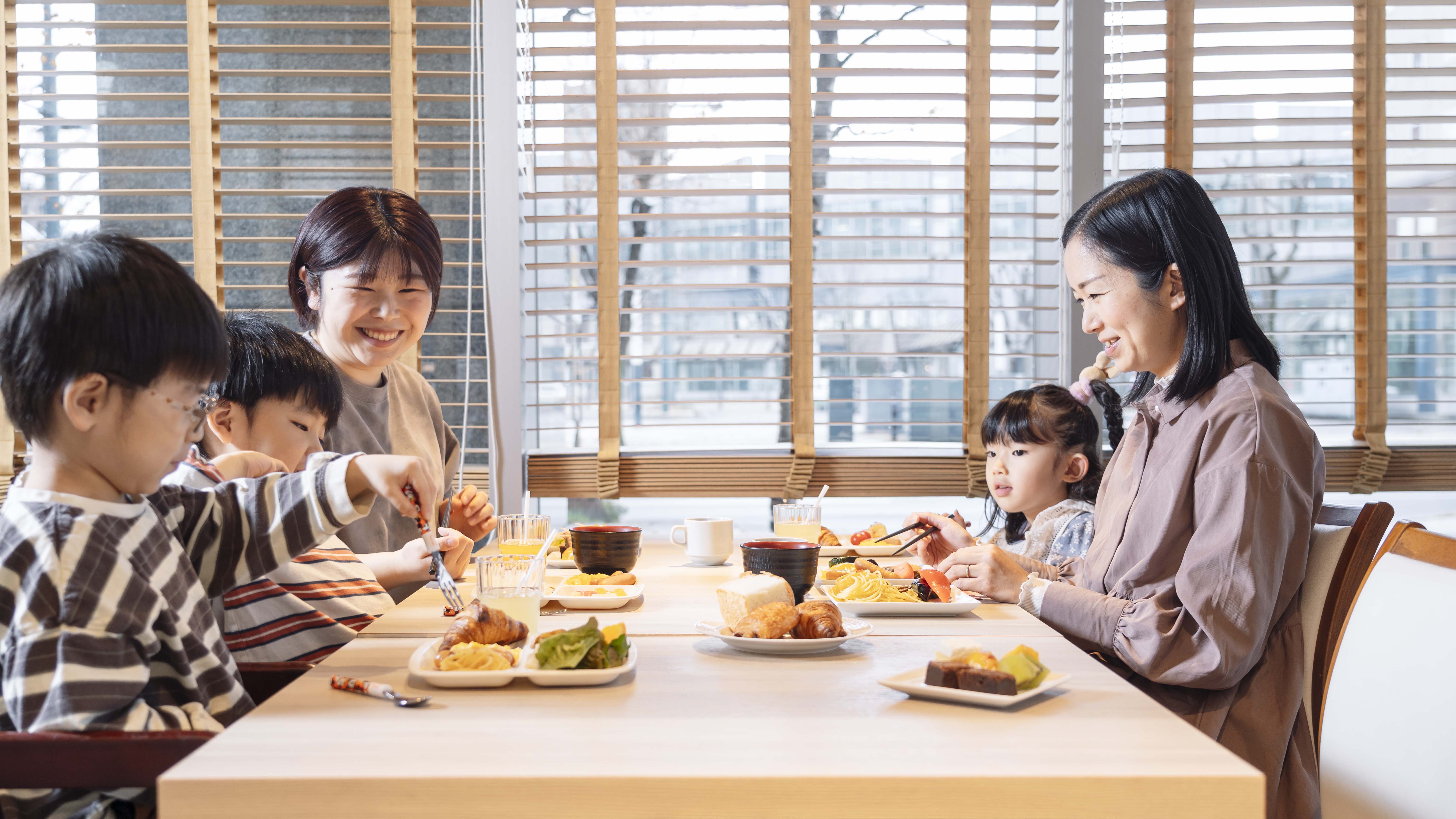 【朝食】ご家族やお友達と一緒に、是非夜光杯での朝食をお楽しみくださいませ。