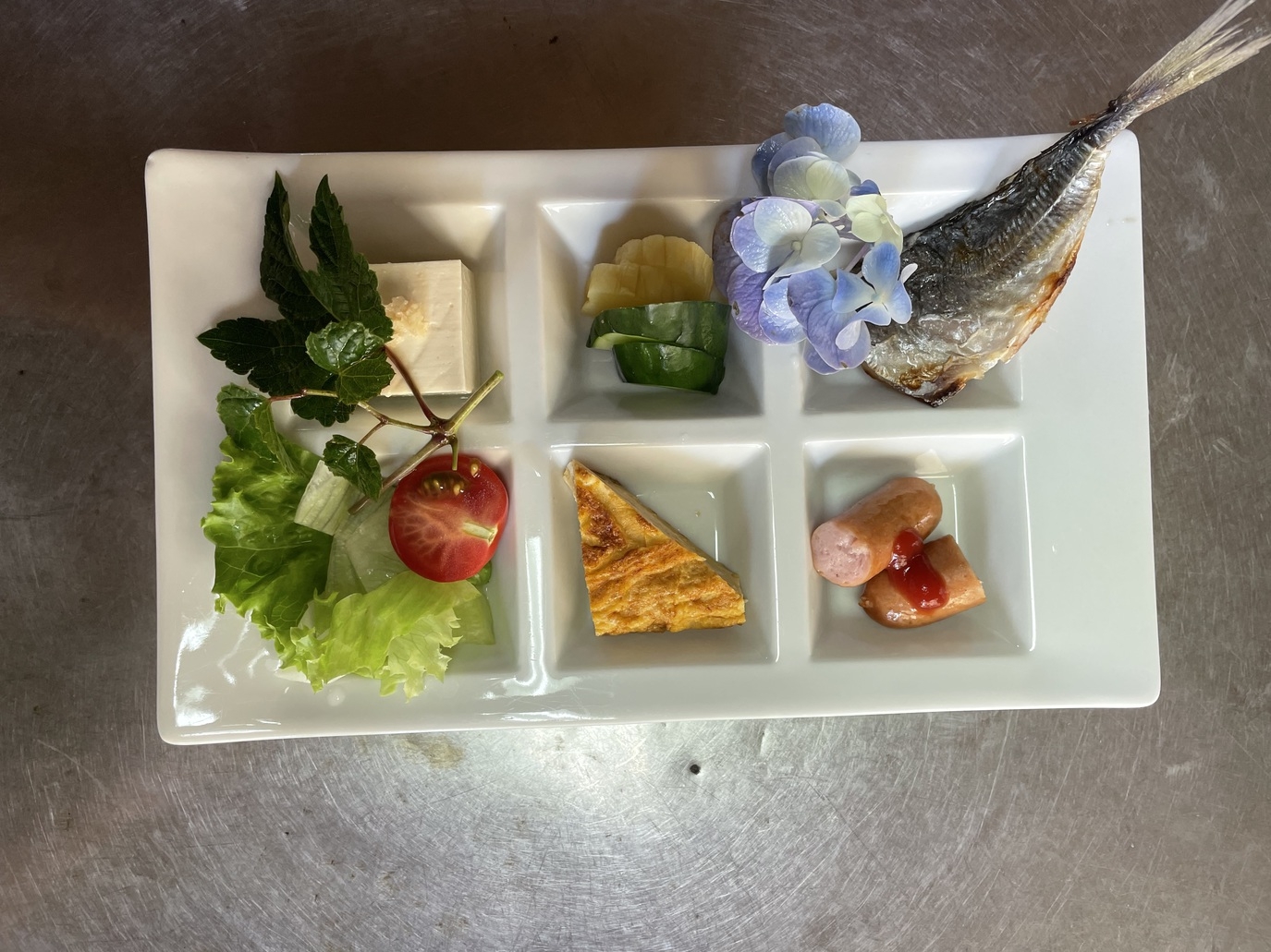 １人４００グラムのタイの刺身、塩焼きなど７品のたいをたらふく食べれるプランです