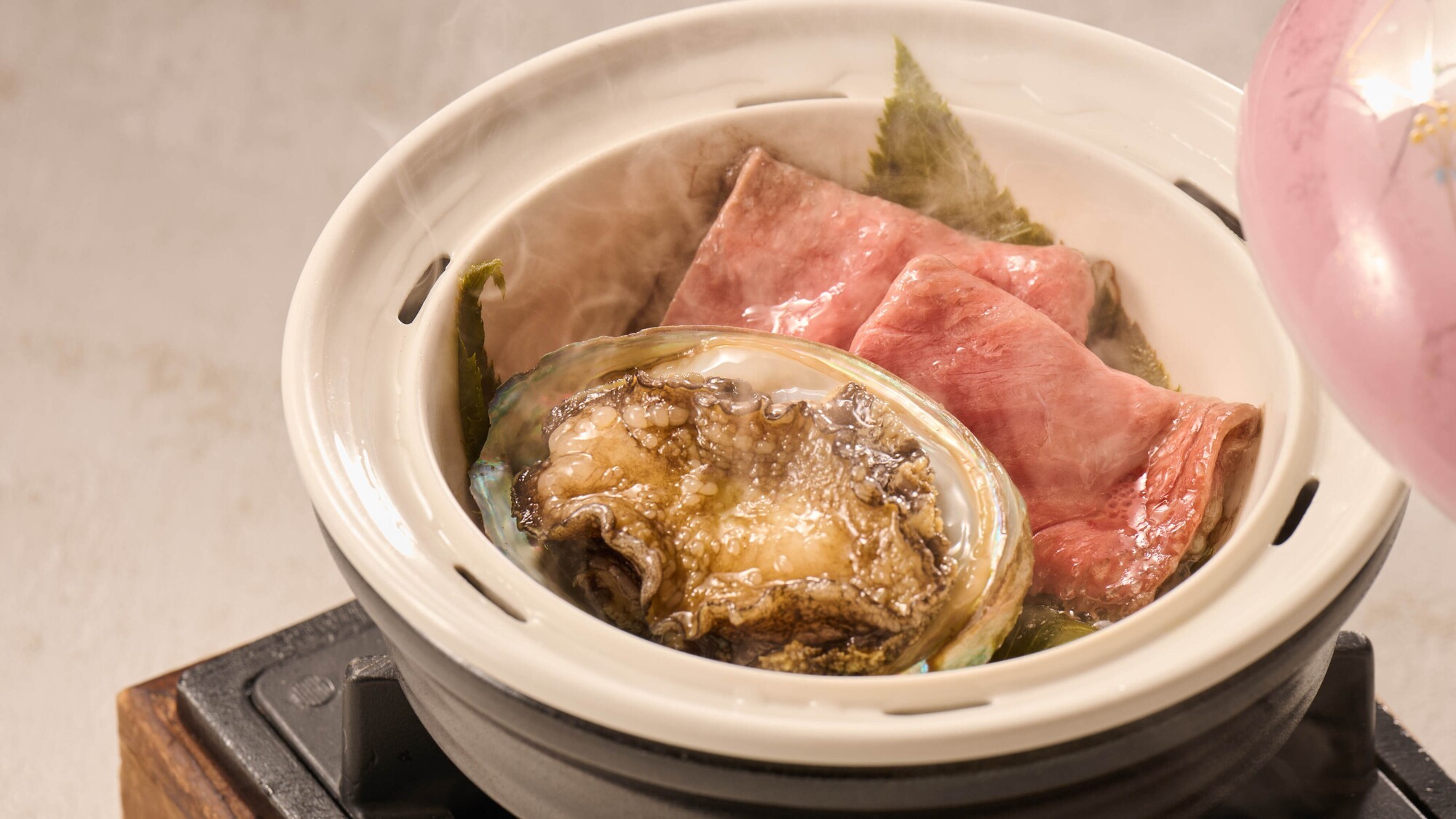 鮑と牛肉の桜香り蒸し