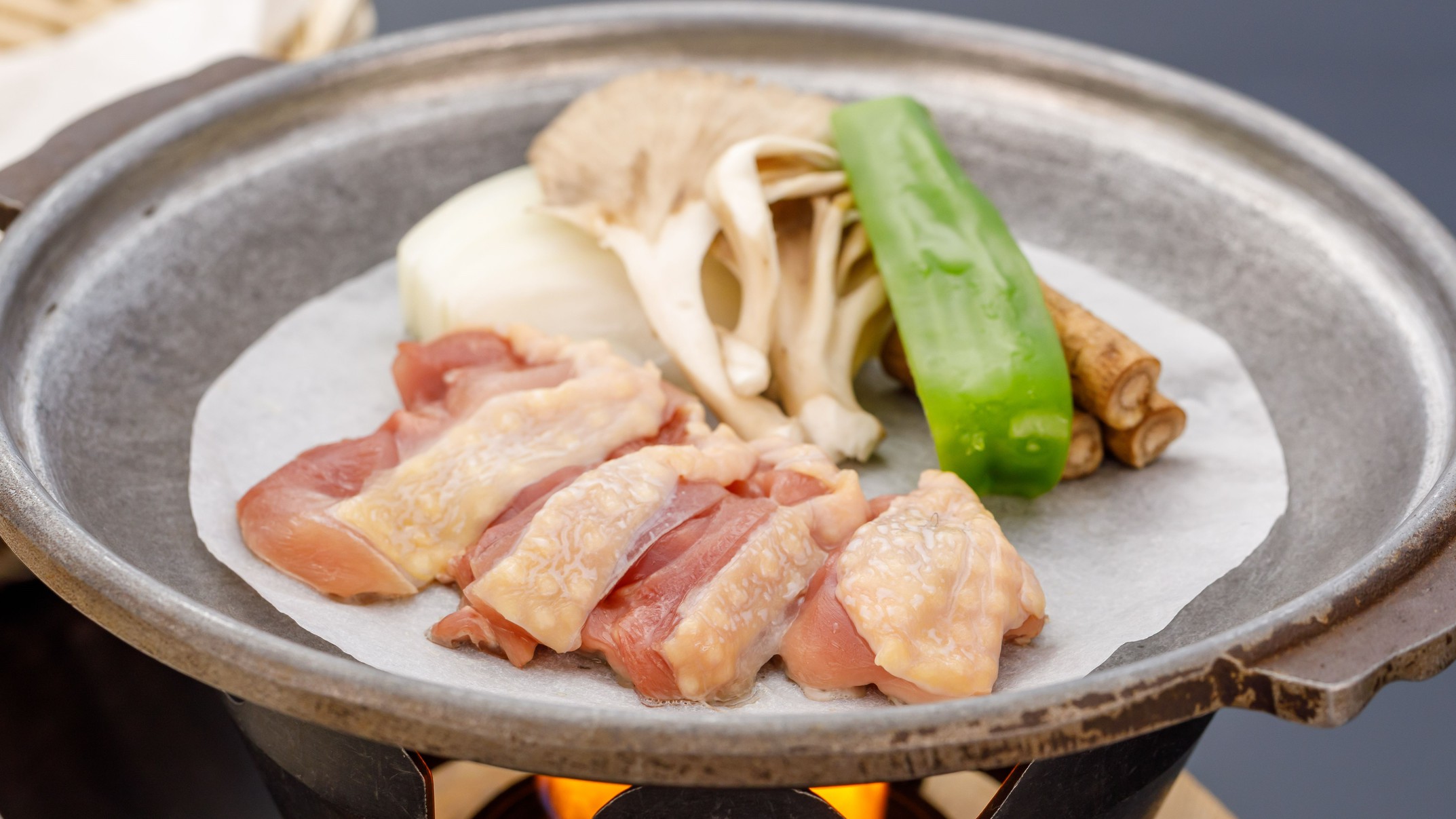 塩麹漬け比内地鶏の陶板焼き（春会席）