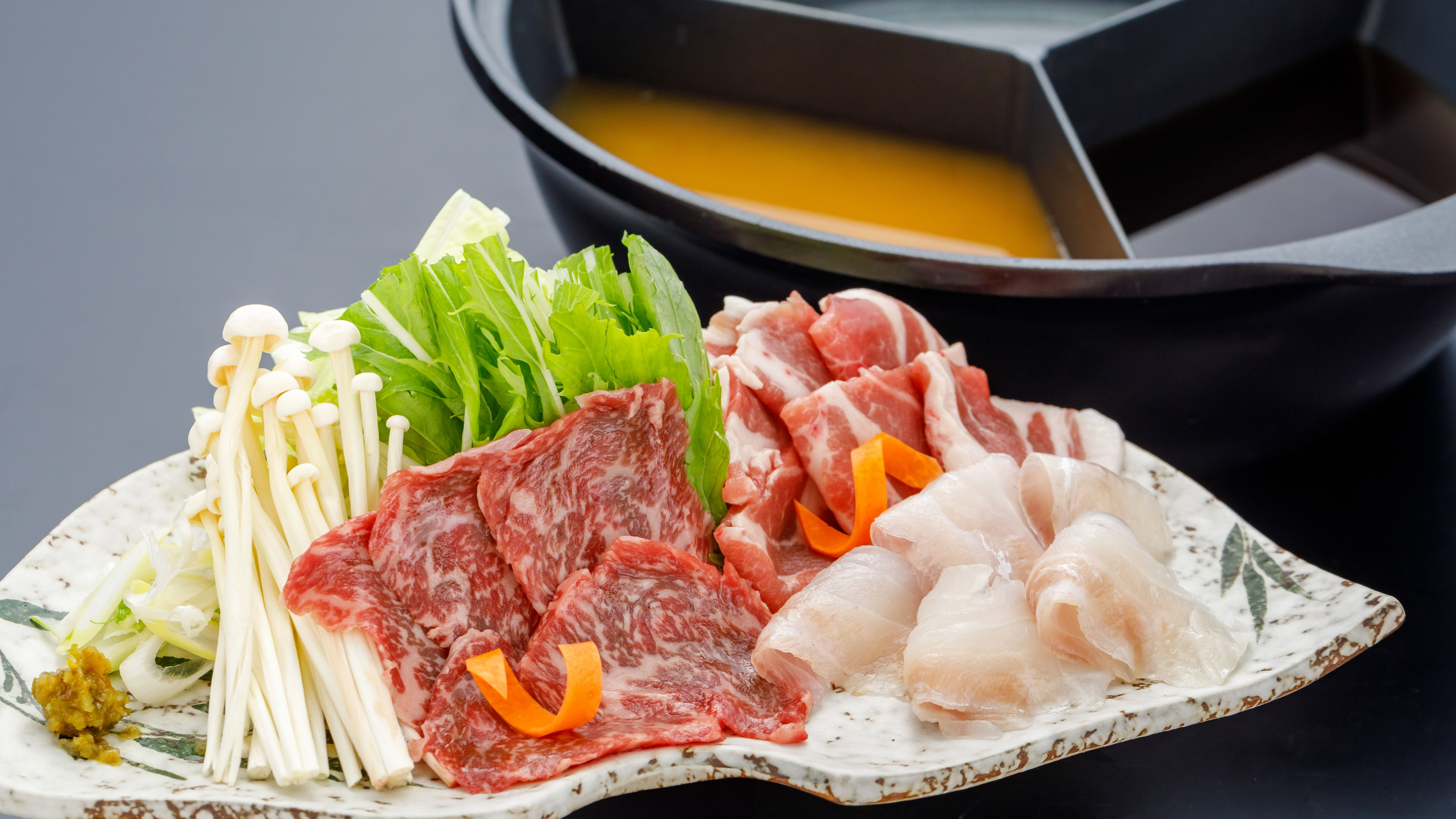 秋田の山海食材を使った三色しゃぶしゃぶ鍋