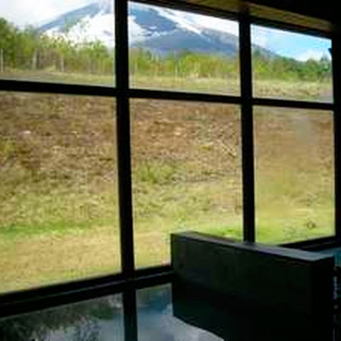 *[日帰り温泉館焼走りの湯]窓の外には雄大な岩手山の景色が望めます。