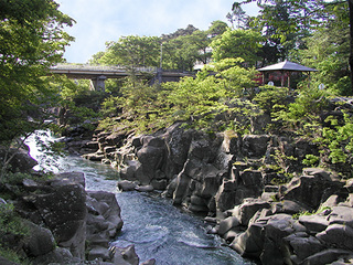 天工橋を望む厳美渓