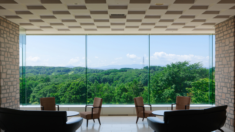 【フロント】目の前には北海道の広大な緑が広がります