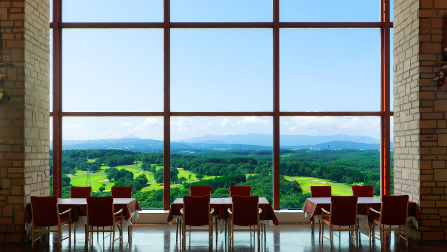 【最上階レストラン】夏は涼やかな夏空と広大な緑が広がります