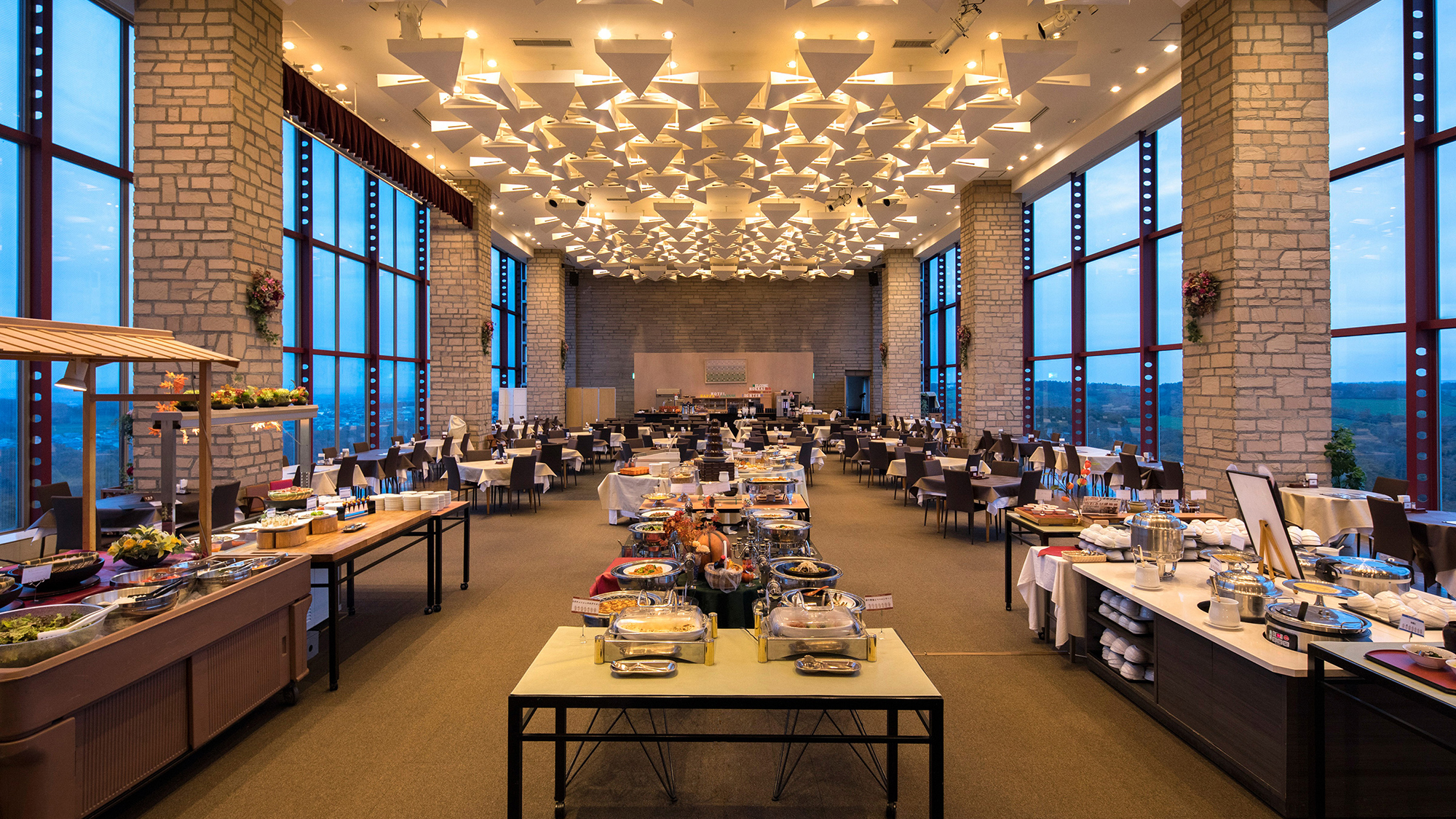 【レストラン】四季折々の北海道の広大な緑を一望【最上階】