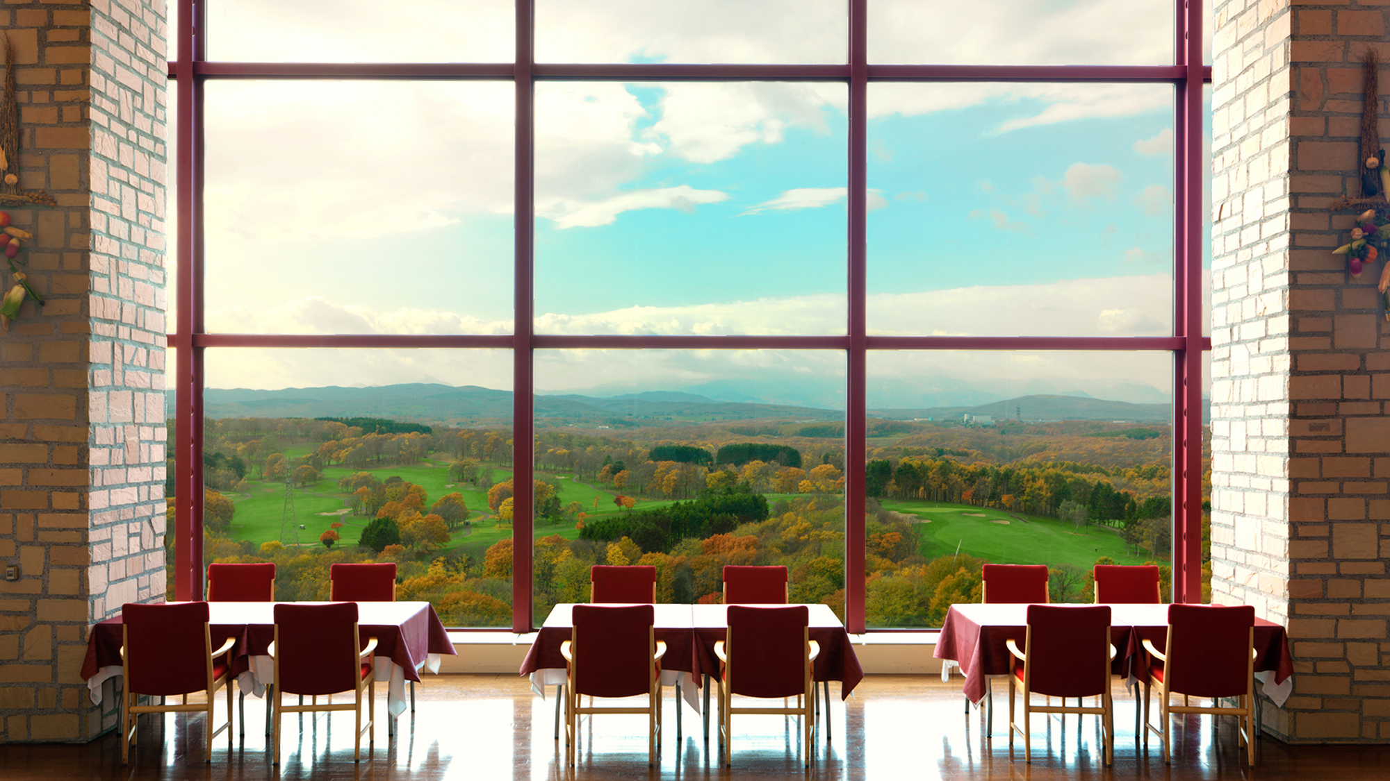 【最上階レストラン】秋は黄金の紅葉をお楽しみください