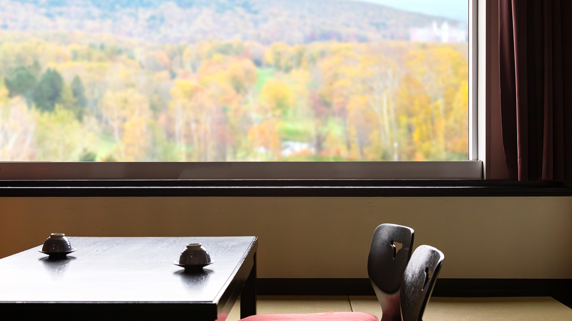 窓の外に広がる北広島の自然を眺め、心ほどけていく非日常のひとときを。