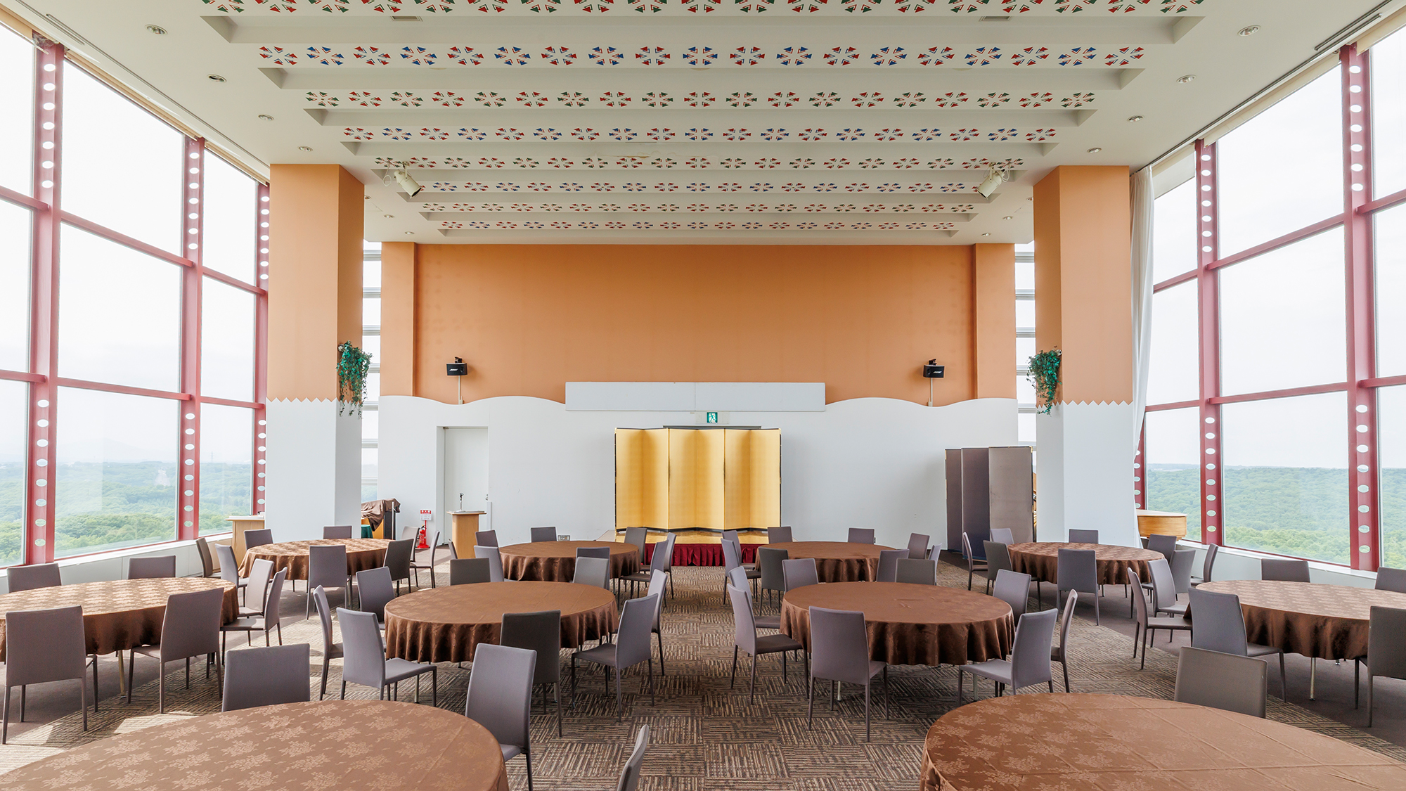 【宴会場】目的にあわせて使える20名～200名収容の3つのホールがございます