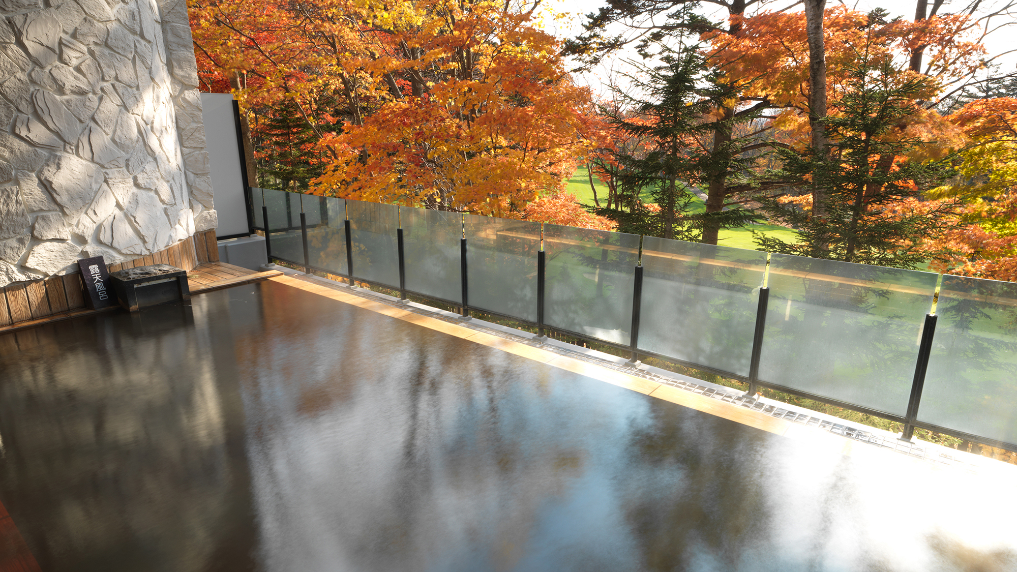 【露天風呂】黄金色に色づく丘の景色と温泉で心ほどけるひとときを。