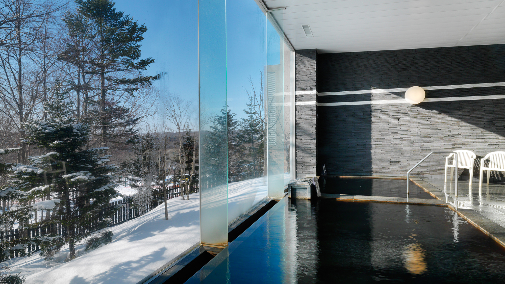 【大浴場】一面に広がる銀世界に癒されながら、天然温泉で心ほどけるひとときを。