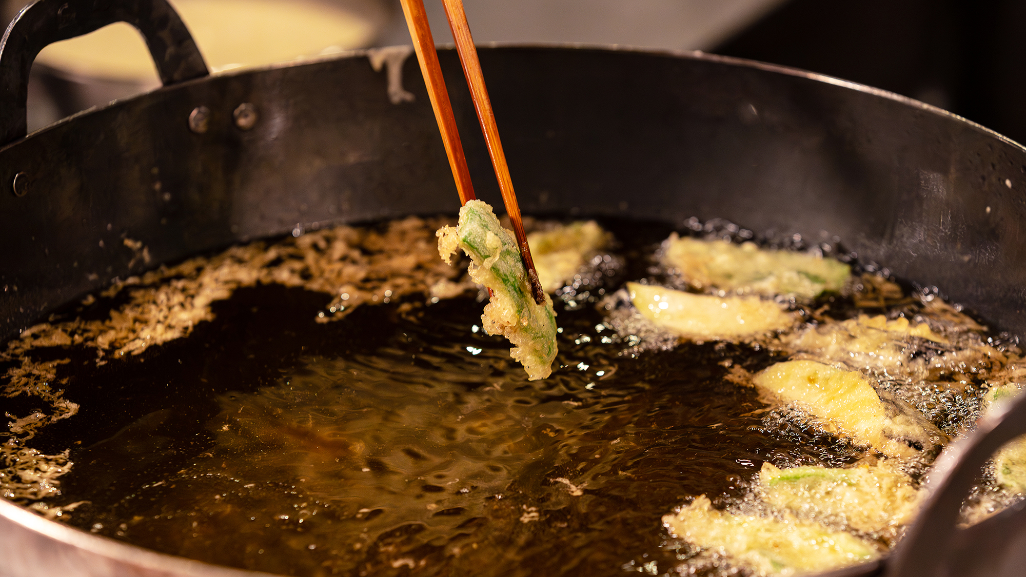 【ディナービュッフェ】揚げたてが嬉しい♪新鮮な野菜をサクサクの天ぷらでご提供