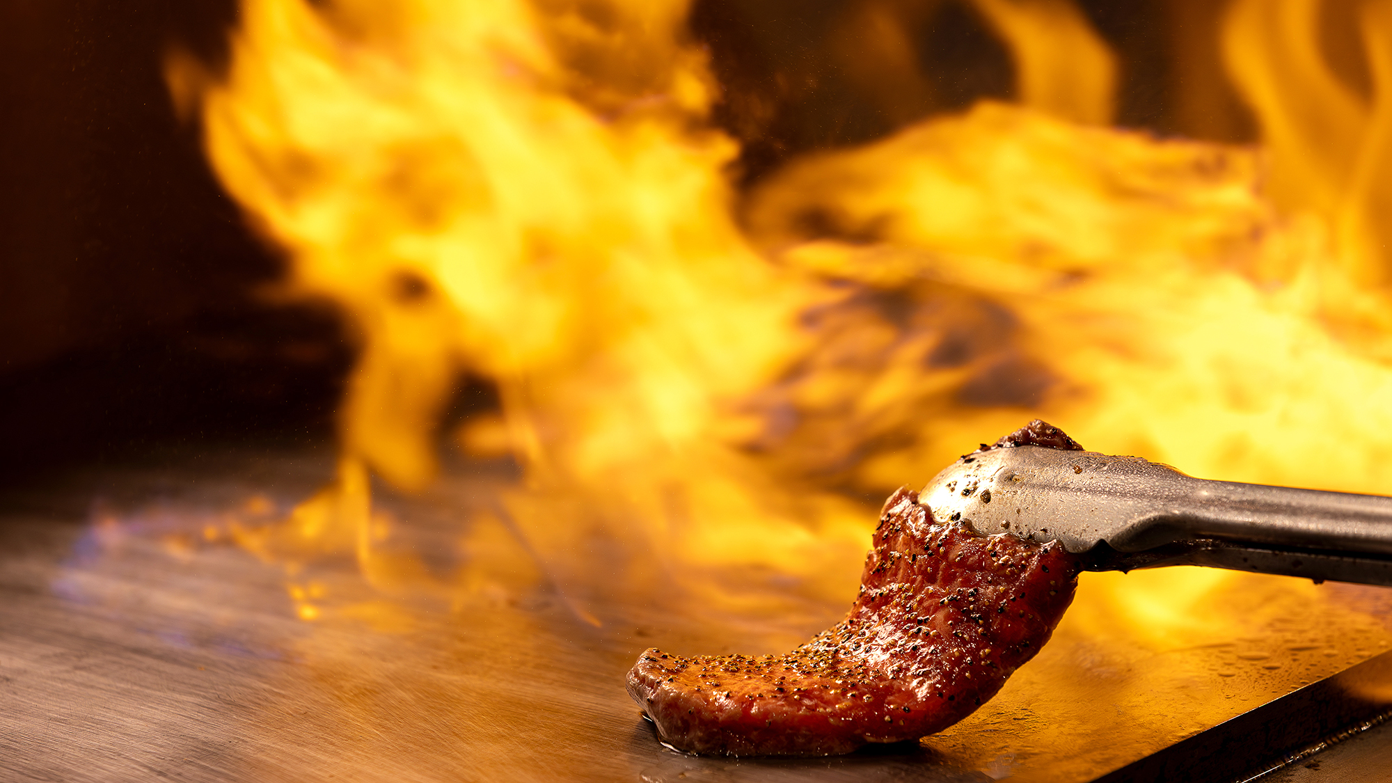 【ディナービュッフェ】豪快に焼き上げて旨味を閉じ込めたステーキは、オープンキッチンで焼きたてを。